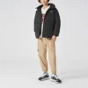 Kurze Daunenjacke mit Kapuze und aufgedrucktem Buchstabenlogo „Black White“