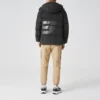 Kurze Daunenjacke mit Kapuze und aufgedrucktem Buchstabenlogo „Black White“