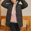 Mittellange warme Daunenjacke mit Kapuze „Black Pink“