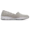 Moderne, bequeme Slipper in Elfenbein