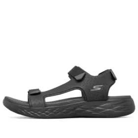 On-the-GO 600 Klettverschluss Outdoor-Sandalen mit offener Zehenpartie und flachem Absatz, komplett schwarz